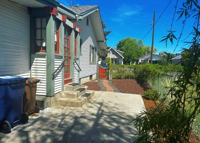 Foto del edificio - 1212-1214 E Illinois Ave