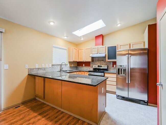 Foto del edificio - Updated 4 bed/3 bath home on corner lot w/...