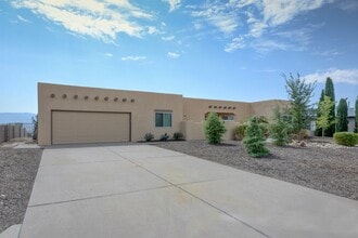 Building Photo - 814 Palmas Altas Dr SE