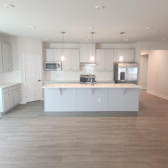 Building Photo - 211 Woodcreek Road, Williamsburg, VA  23185 - Available NOW