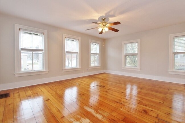 Building Photo - Updated 3 bedroom 1 bath home in downtown ...