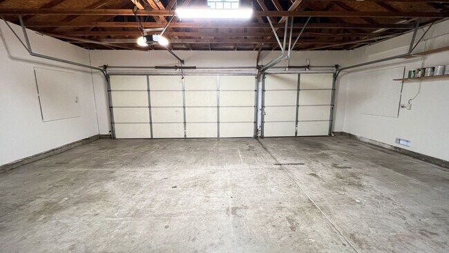 Building Photo - 8558 Sandhill Dr