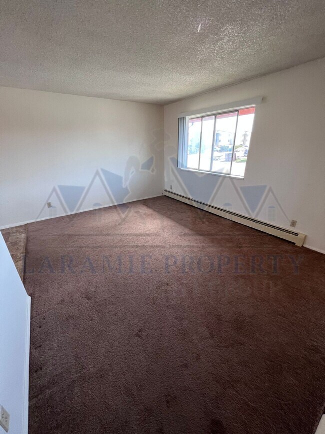 Building Photo - 2 Bed 1.5 Bath Townhouse Style Apartment