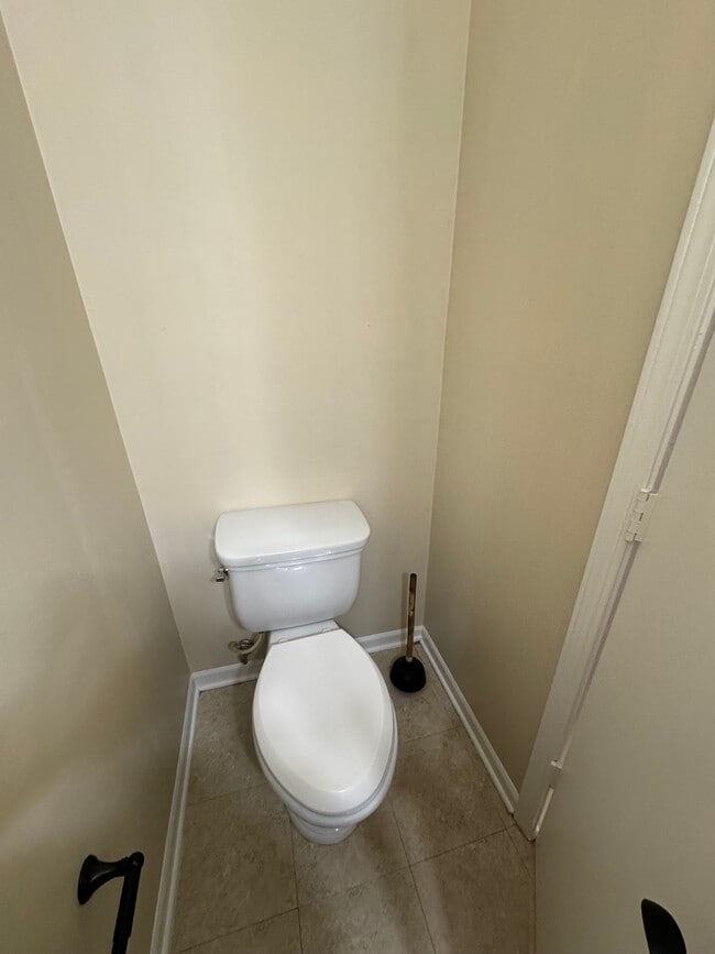 Building Photo - 1010 Country Club Rd