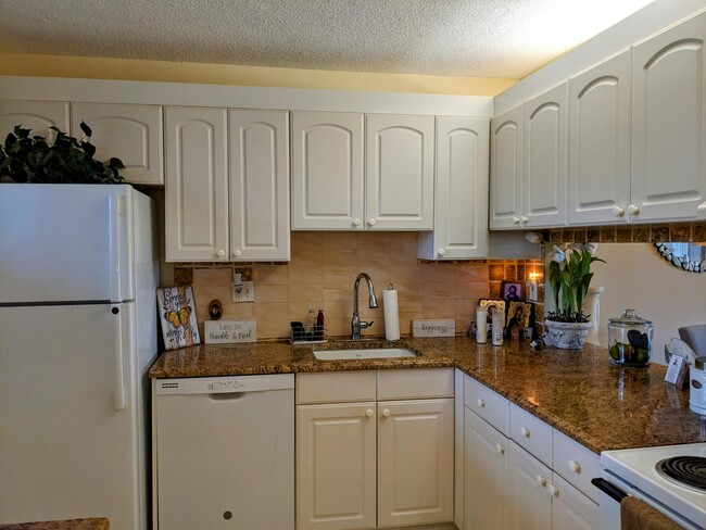 Building Photo - 2615 Garden Dr S