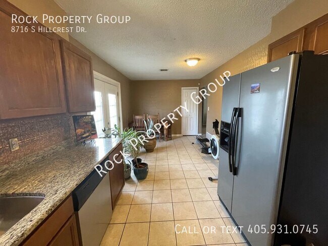 Building Photo - 3 bedroom 2 bath, 2 car garage coming avai...