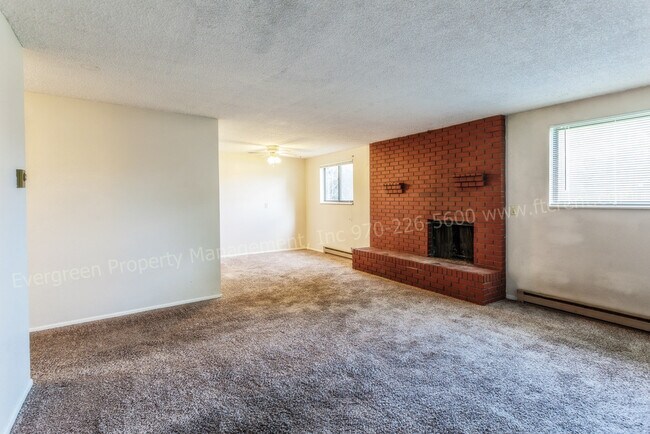 Foto del edificio - 915/917 Camelot Court