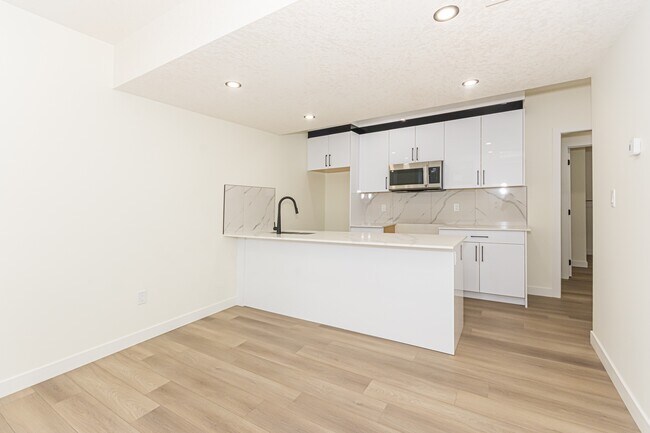 Building Photo - 15103-15196 96 Ave NW