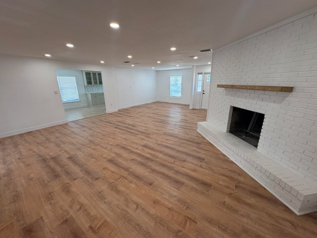 Building Photo - 2301 S San Jose Cir