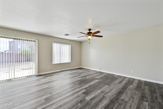 Building Photo - 13025 W Lisbon Ln