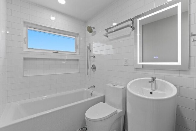 Foto del edificio - Freshly Updated West Seattle Rambler w/ Ai...
