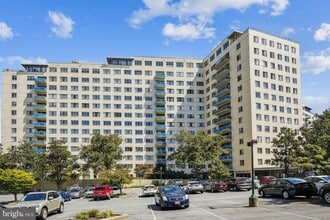 Building Photo - 10201 Grosvenor Pl