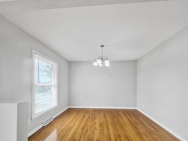 Foto del edificio - 10735 White Ave