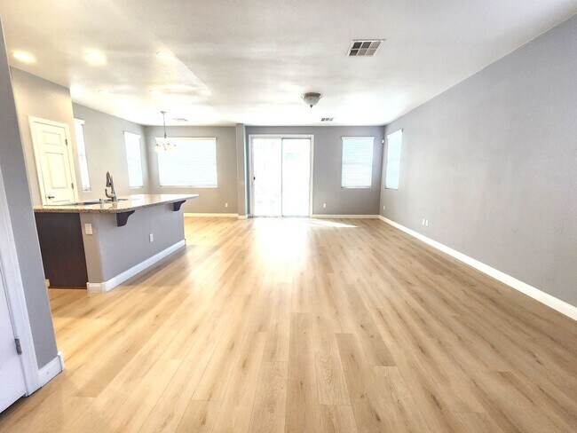 Foto del edificio - Home with Convenient Laundry and Low-Maint...