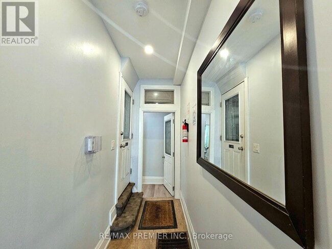 Building Photo - 454-454 Gerrard St E