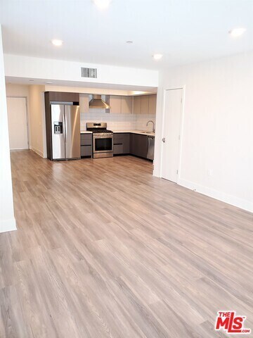 Foto del edificio - 5030 Rosewood Ave