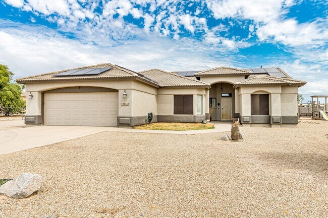 Foto del edificio - Beautiful home on large lot with pool and Solar!