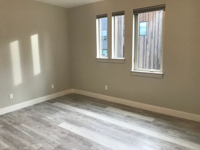 Foto del edificio - Pet Friendly Three Bedroom in Central Location!