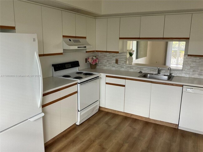 Foto del edificio - 13000 SW 15th Ct