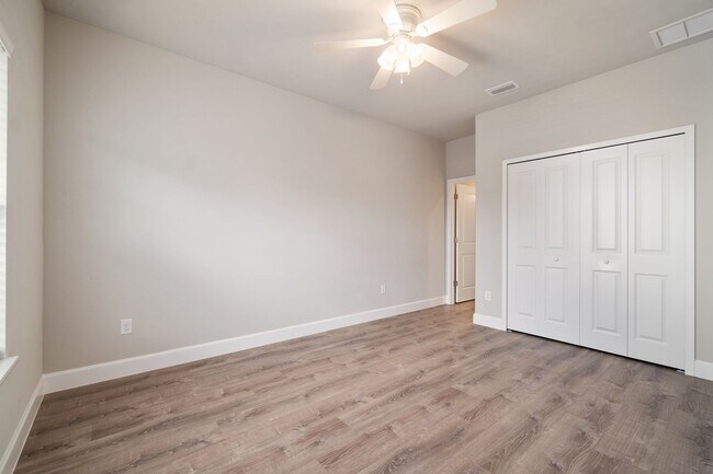 Building Photo - Ideal Gainesville Rental for UF & Santa Fe Students – The Reef Townhomes Available Fall 2026!