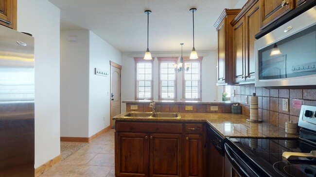 Building Photo - New furnished 3 bedroom 2 bathroom Condo, ...
