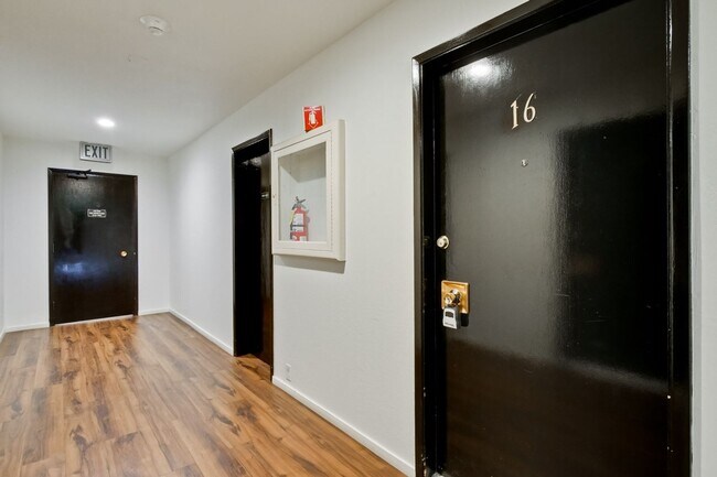 Building Photo - Introducing a 2 Bed 2 Bath penthouse condo...