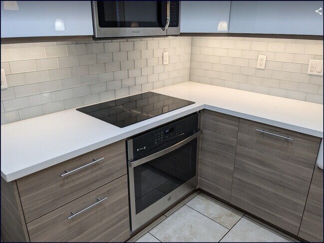 Cocina de inducción y horno más nuevo - 11076 Brentwood Dr