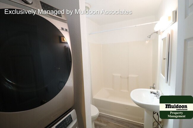 Foto del edificio - Cute as a button!  1 1/2 Story home on a b...