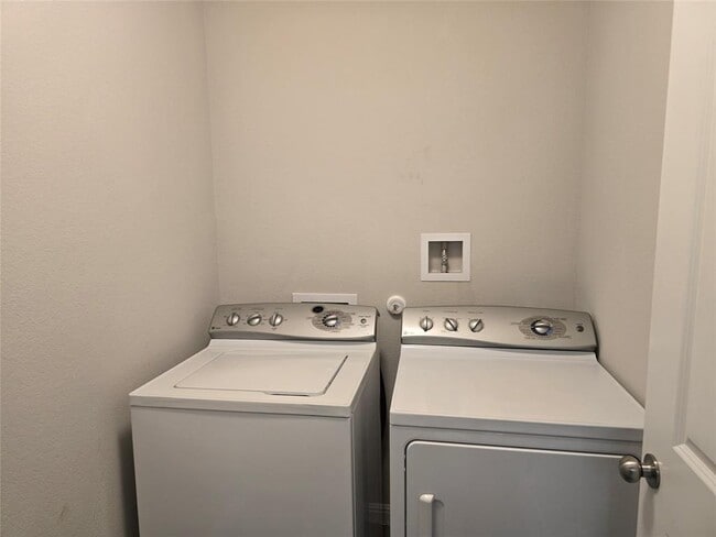 Building Photo - 5621 Sacco St