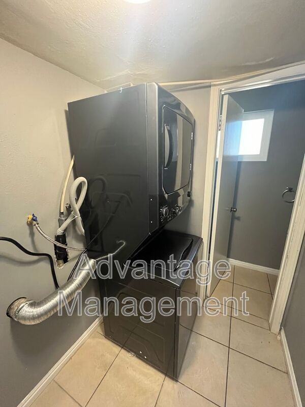 Building Photo - 218 W 205 N St