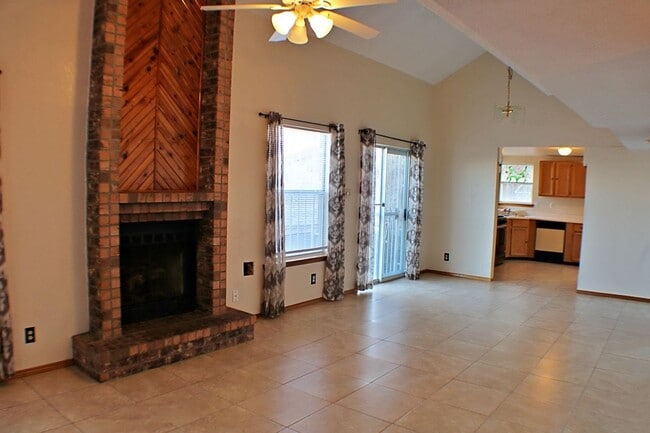 Building Photo - Charming Home Move-in-Ready