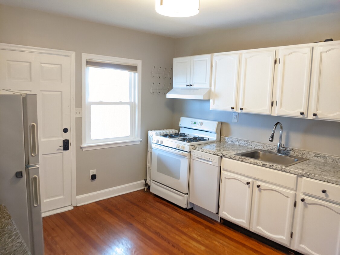 kitchen - 736 Braeside Rd