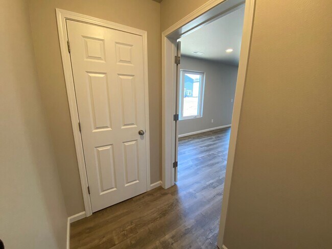 Foto del edificio - 4 BEDROOM! Single Family Home in Lakewood