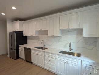 Building Photo - 1109 La Peer Dr