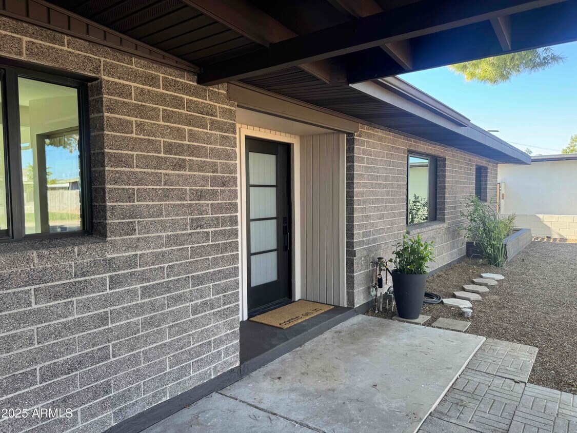 Foto principal - 3749 E Laurel Ln