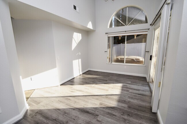 Foto del edificio - 3 Bed/3 Bath House w/Bonus Room in Chino H...