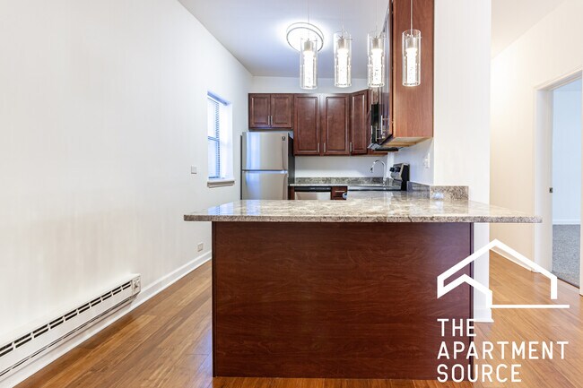 Building Photo - 812 W Junior Ter