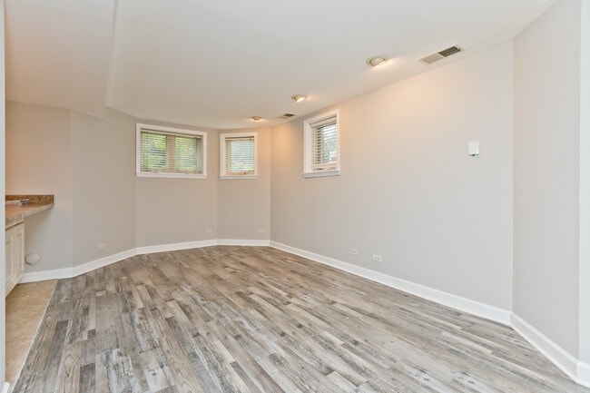 Building Photo - 1427 W Winona St
