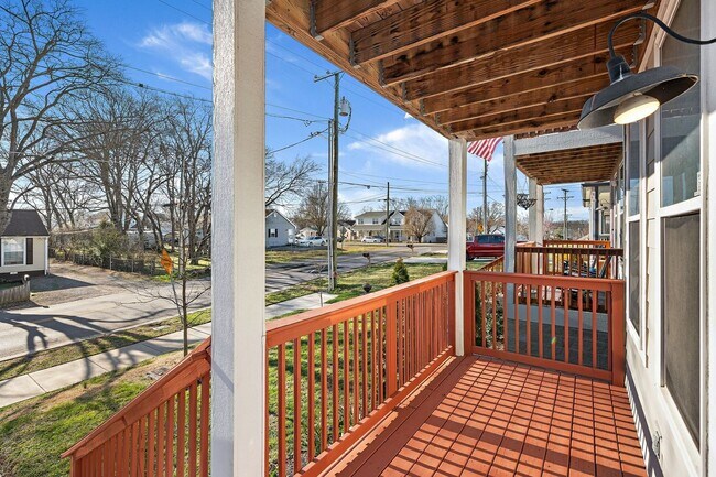 Building Photo - Available Now! 4 Bed, 3.5 Bath, Convenient...