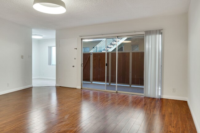 Spacious living room - Euclid St. Apartments