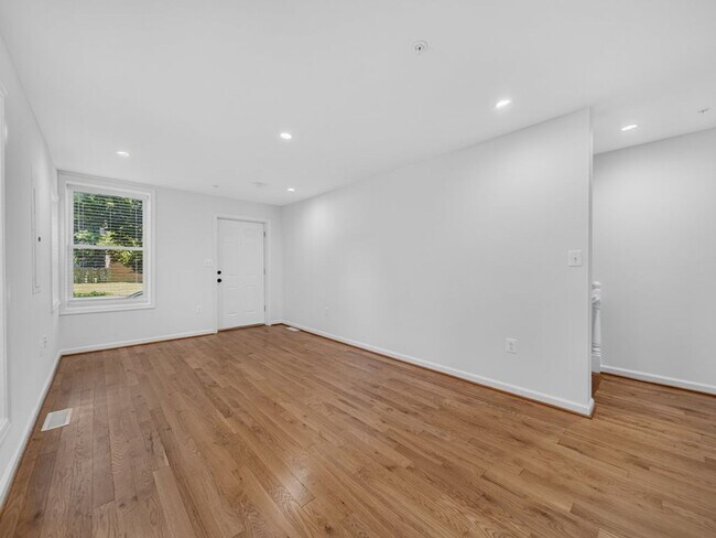 Building Photo - Newly Built 4BR/3BA Two-Level Townhome with Parking - Minutes to Navy Yard & Capitol Hill