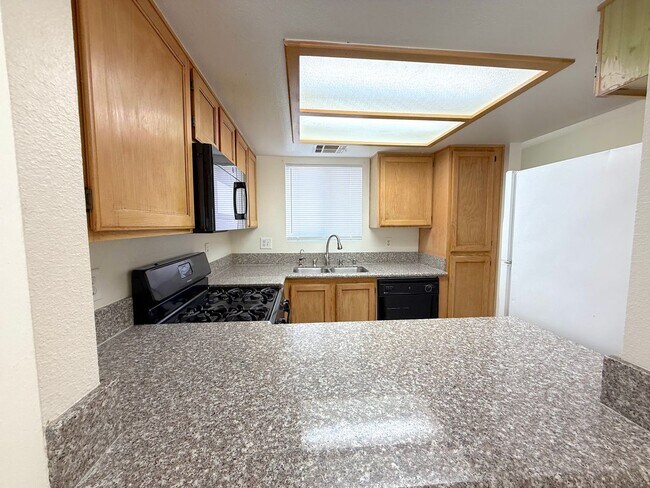 Foto del edificio - 7100 W Pirates Cove Rd