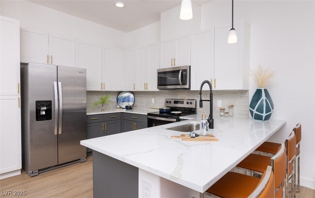 Foto del edificio - 100 E Warm Springs Rd