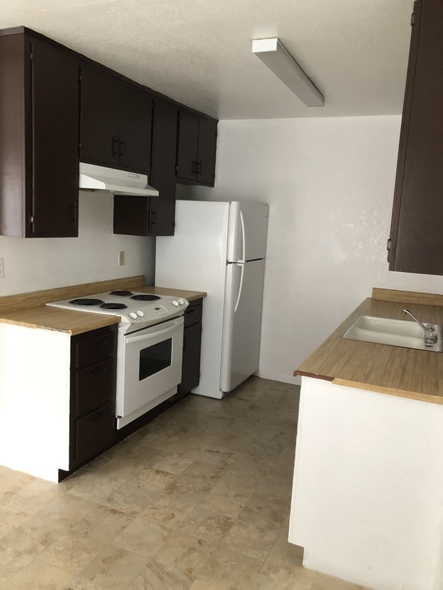 Primary Photo - 23815 Hemlock Avenue, Unit 18