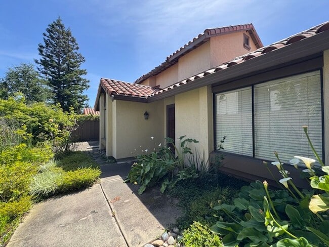 Building Photo - Beautiful updated 2 Story condo in Main Chance Estates w/attached 2 car garage!