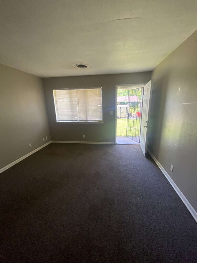Building Photo - 1305 Collins Dr