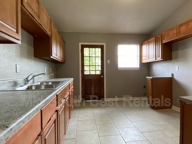 Photo - 818 Leacrest Ave House