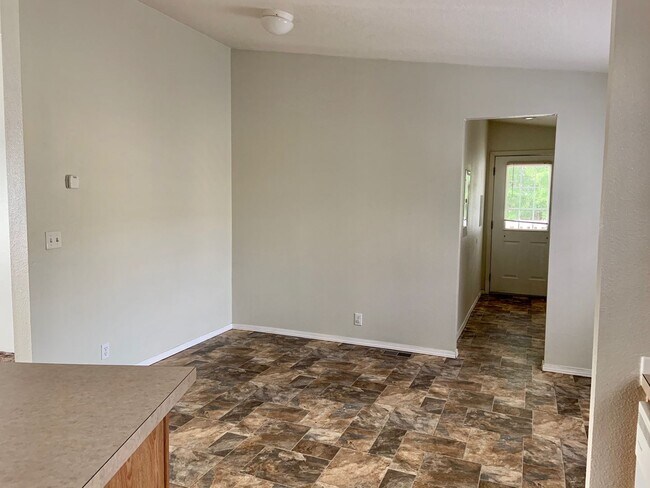 Foto del edificio - 3 bedroom, 2 full baths, carport and shed