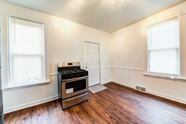 Building Photo - AVAILABLE JUNE- Updated 2 Bedroom With Tal...