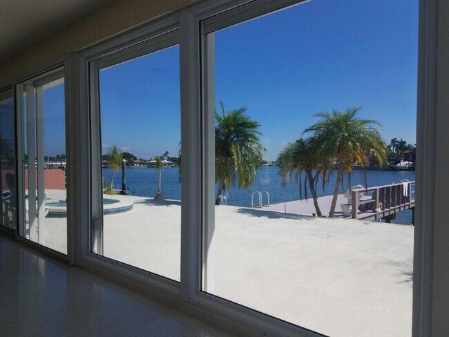 Building Photo - 2507 Bayshore Dr